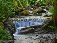 Felsriegel vor breiter Kaskade